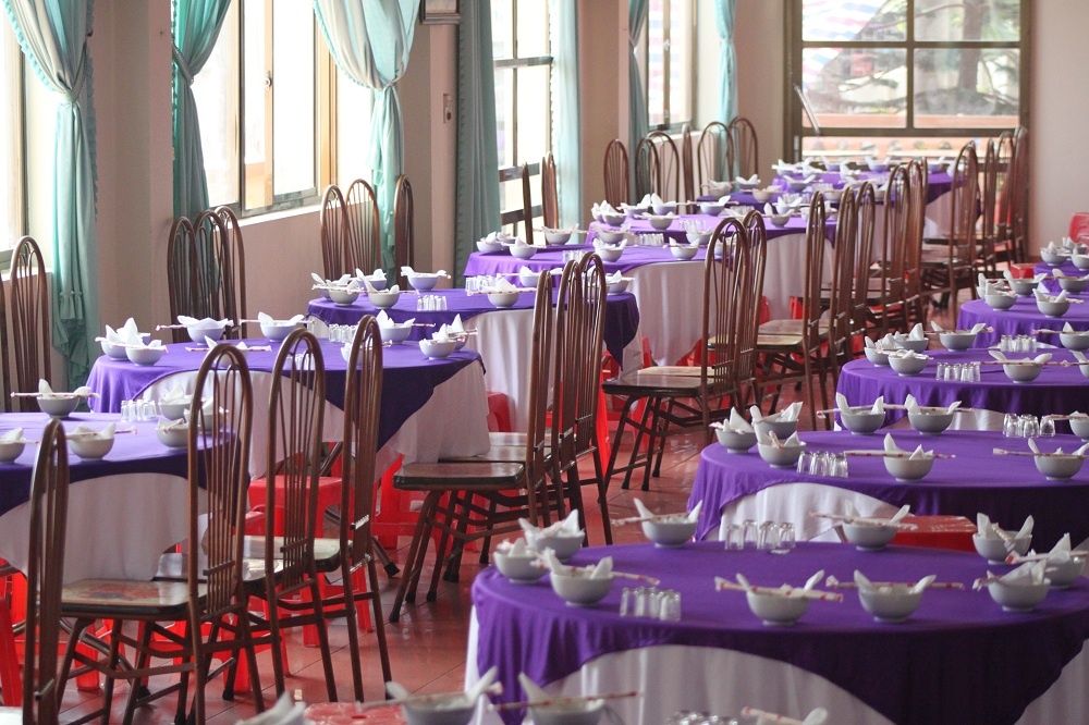 Dự kiến sẽ có khoảng 700 khách mời tới dự lễ cưới của Công Vinh nên bên cạnh chỗ ngồi ở hội trường chính...