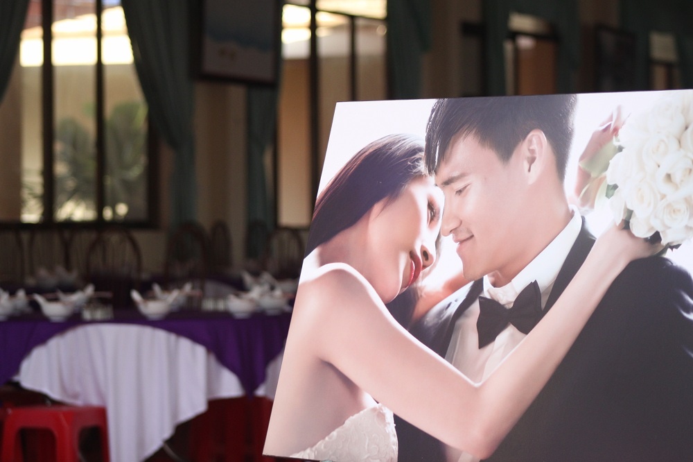 Cong Vinh, Thuy Tien dai tiec o khach san lon nhat que nha hinh anh