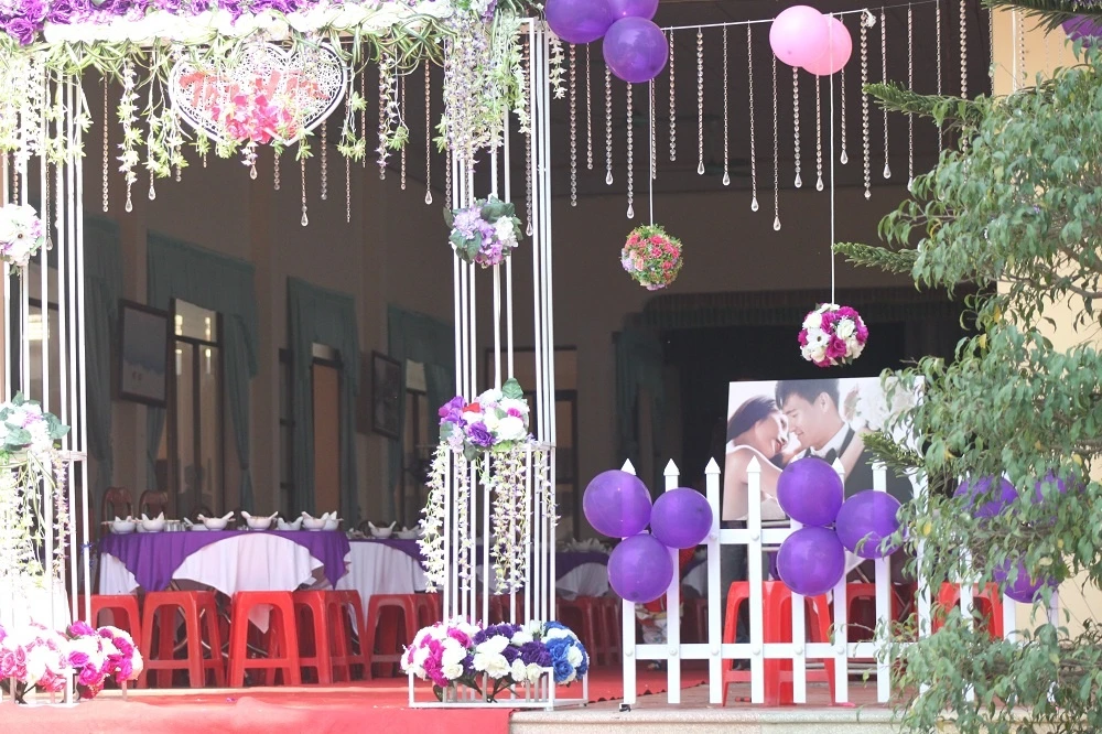 Tuy không hoành tráng như lễ cưới của Công Vinh và Thủy Tiên được tổ chức tại một khu resort