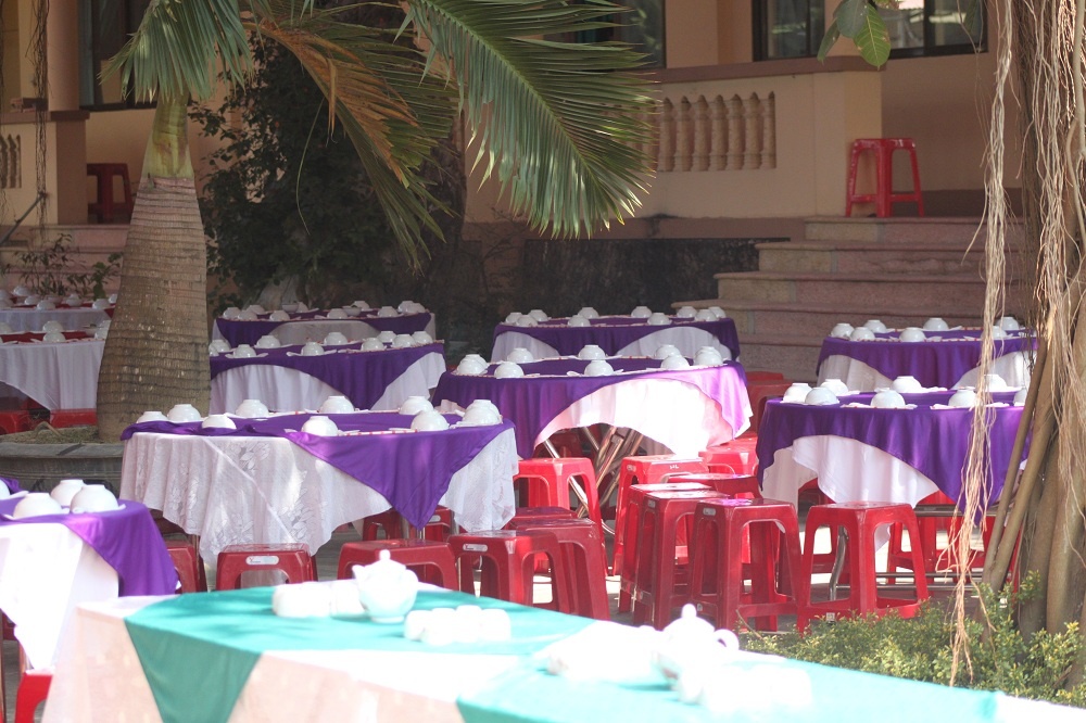 ... nhân viên khách sạn đã căng rạp kê thêm chỗ ngồi ngoài trời.