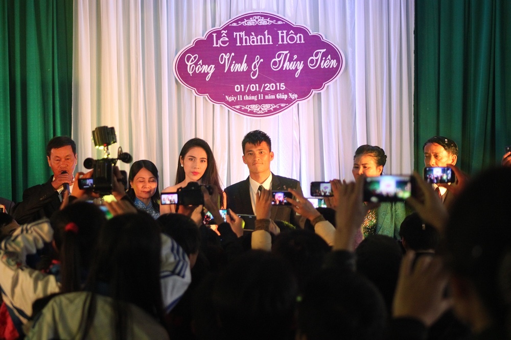 Hội trường tổ chức đám cưới vốn khá rộng cũng trở nên chật chội bởi sự quan tâm dành cho cặp đôi 