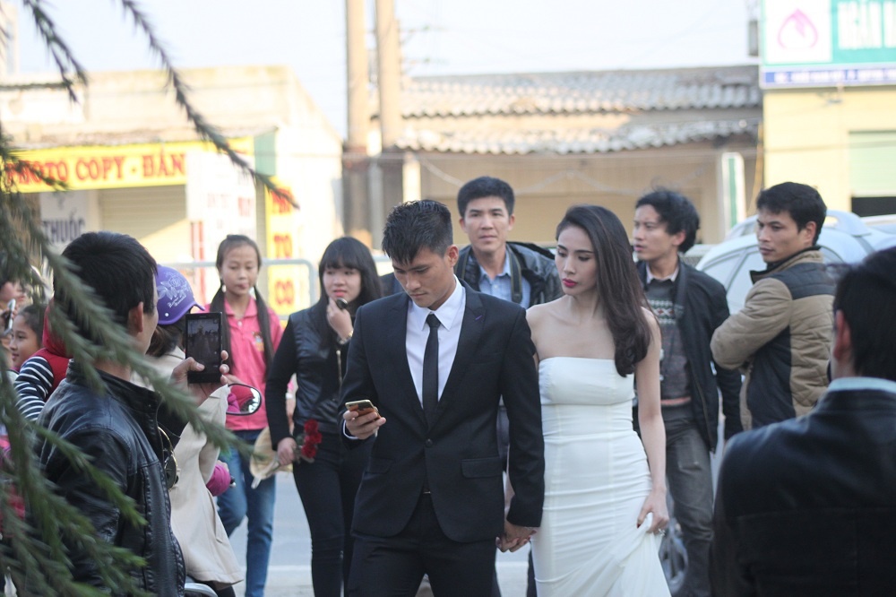 Ngay khi vừa đặt chân đến cửa khách sạn, cặp đôi nổi tiêng đã thu hút sự quan tâm của 