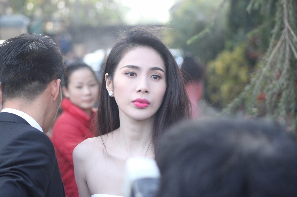 Bà xã Thủy Tiên của anh cũng vừa phải di chuyển một chặng đường dài sau đêm diễn ở Đà Nẵng kể kịp có mặt