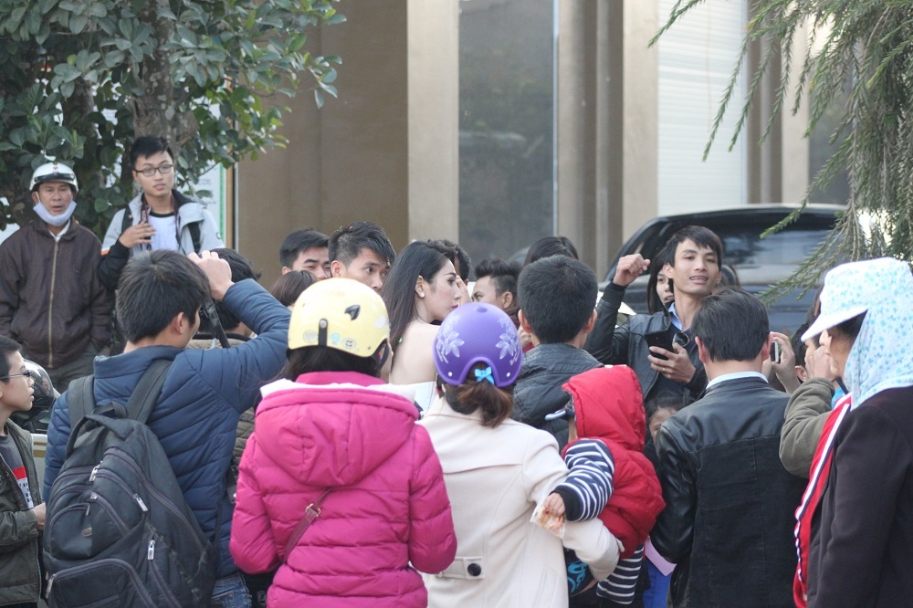 Tất cả đều tranh thủ chụp hình Công Vinh và Thủy Tiên.