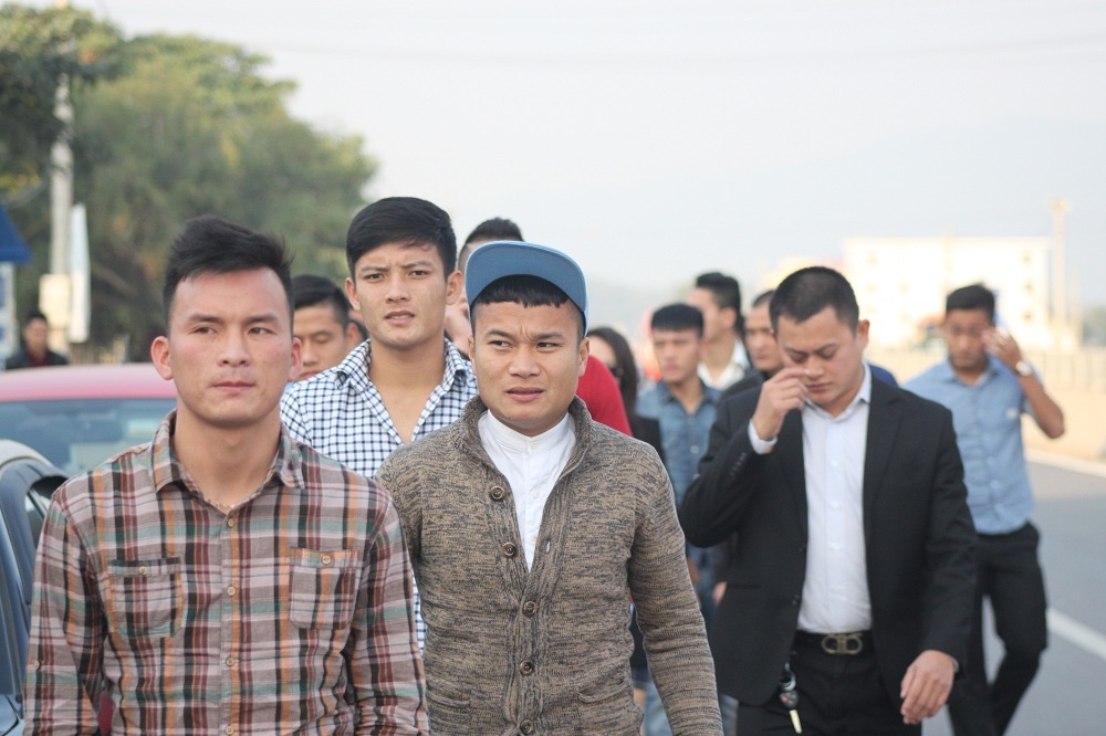 Tiền vệ Phi Sơn nhí nhảnh trong trang phục hip hop.