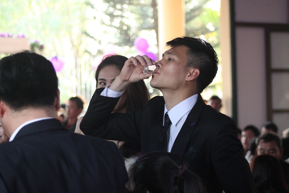 Công Vinh rất ít khi chạm tới bia rượu nhưng trong ngày vui của mình,