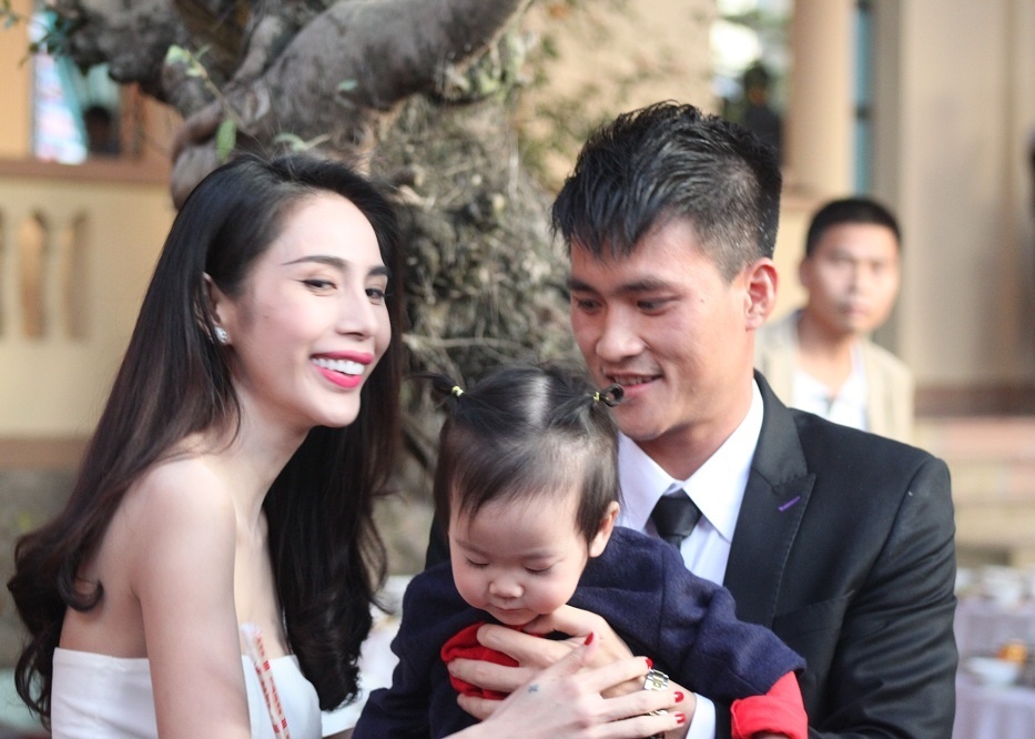 Cong Vinh - Thuy Tien giau be Banh Gao, khoe con ban hinh anh