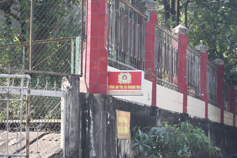 Ngôi nhà của gia đình Công Vinh nằm đối diện ngay trụ sở cơ quan công an thị xã Hoàng Mai.