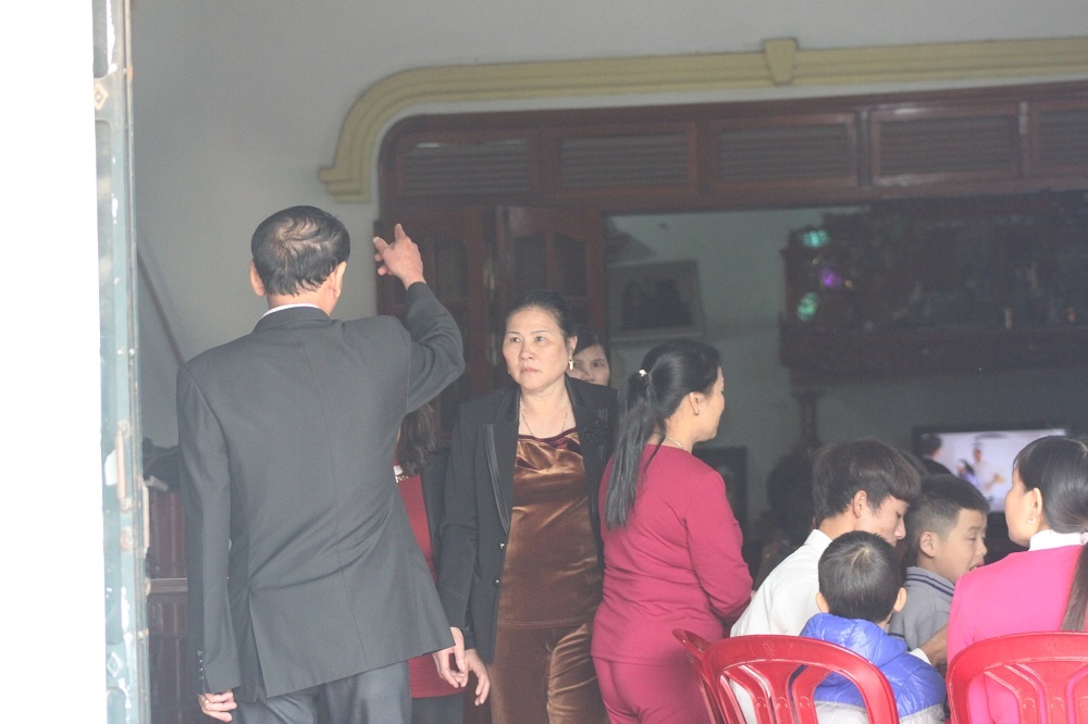 Lợi dụng lúc gai đình đông khách, kẻ gian đã trà trộn vào nhà để lấy cắp xe máy.