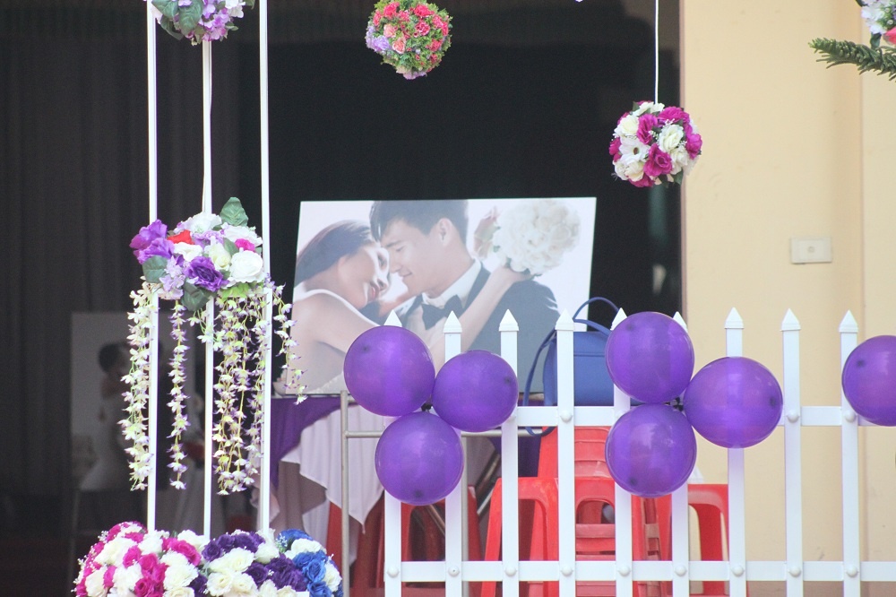 Những khâu chuẩn bị cuối cùng đã được hoàn tất vào buổi sáng ngày 1/1 để hôn lễ diễn ra vào buổi chiều.