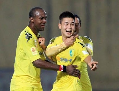 Tien ve U19 VN cuu A quan V.League thoat thua tren san nha hinh anh