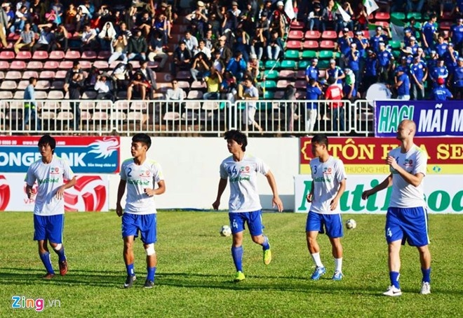 Cách Công Phượng cùng đồng đội thi đấu