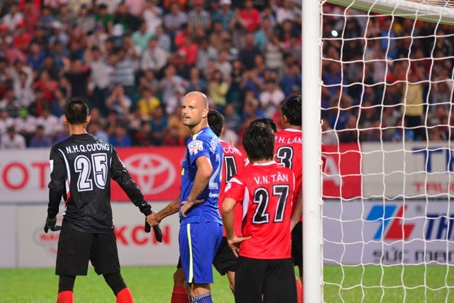 Màn thể hiện của tiền đạo Lukanovic trong màu áo HAGL là rất đáng thất vọng. Ảnh: Nguyễn Đăng