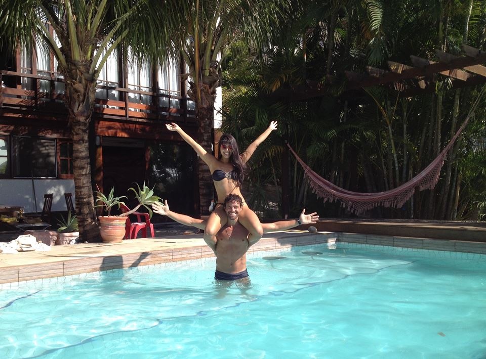 Vợ chồng Benicio tận hưởng kỳ nghỉ