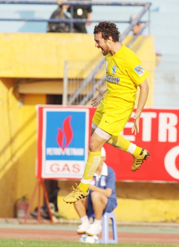 Benicio trong màu áo Hà Nội T&T trước đây