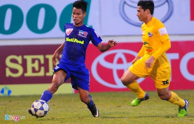 Thanh Hóa (áo vàng) đã có nhiều pha phạm lỗi với cầu thủ HAGL trong hiệp 1. Ảnh: Lê Hòa