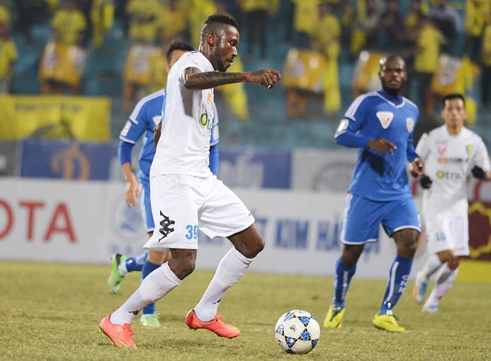 Nen noi dau mat con gai, vua pha luoi V.League lap hat-trick hinh anh