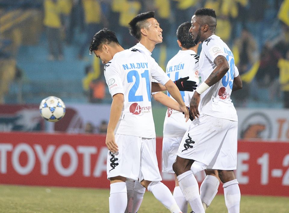 Tiền đạo của Hà Nội T&T lộ rõ vẻ u buồn ngay cả khi ghi bàn.