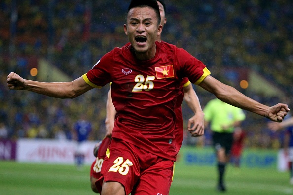 Tiền vệ Võ Huy Toàn thi đấu ấn tượng tại AFF Cup 2014 nhưng đang là cái bóng của chính mình tại CLB. Ảnh: Getty Images