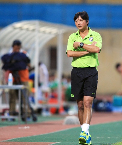 HLV Lê Huỳnh Đức đang đối diện với quãng thời gian khó khăn nhất của nghiệp cầm quân.