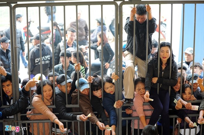 Càng gần đến thời điểm diễn ra trận đấu, cơn sốt vé ở Hải Phòng càng tăng nhiệt. Ảnh: Tùng Lê