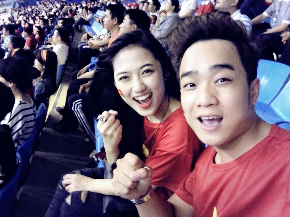Thu Trang và bạn bè tới sân Mỹ Đình cỗ vũ Mạc Hồng Quân cùng đội tuyển Việt Nam thi đấu tại AFF Cup 2014.