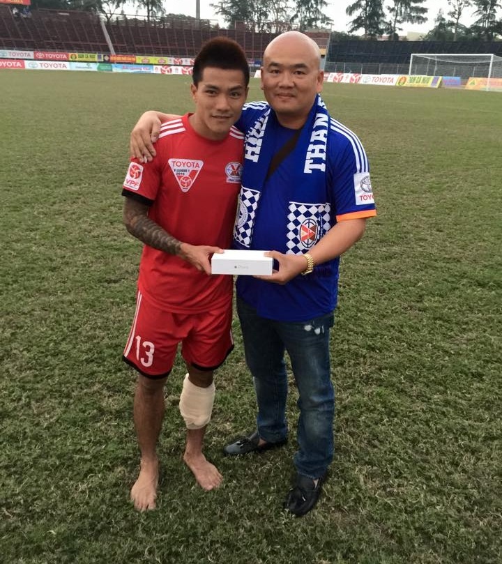 Chủ tịch Hội CĐV CLB Quảng Ninh luôn có những phần quà giá trị tặng cầu thủ. 