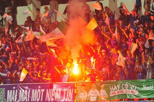 De dot phao sang, doi bong bau Duc lai doi dien an phat hinh anh