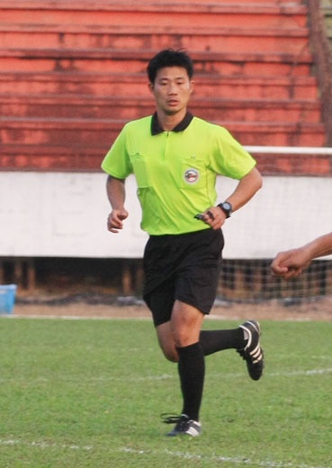 Trọng tài Trần Đình Thịnh được đánh giá là một trong những trọng tài trẻ có triển vọng. Ảnh: Báo Đồng Nai