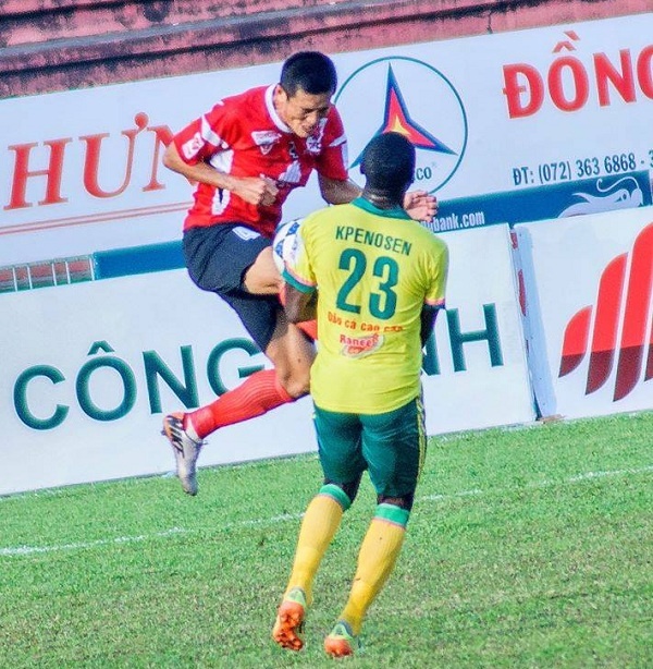 Lối chơi thô bạo đã trờ thành thói quen của Chí Công. Ảnh: Câu lạc bộ bóng đá Đồng Tháp