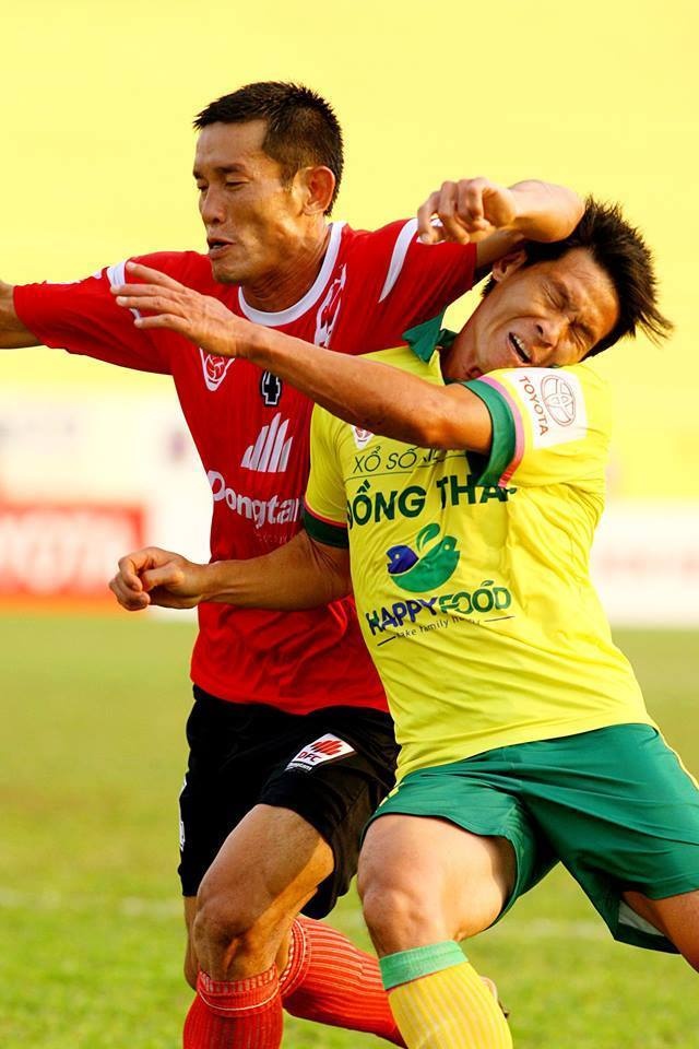 Trung vệ Chí Công có nhiều pha bóng ác ý trong trận đấu với Đồng Tháp. Ảnh: Dương Thu