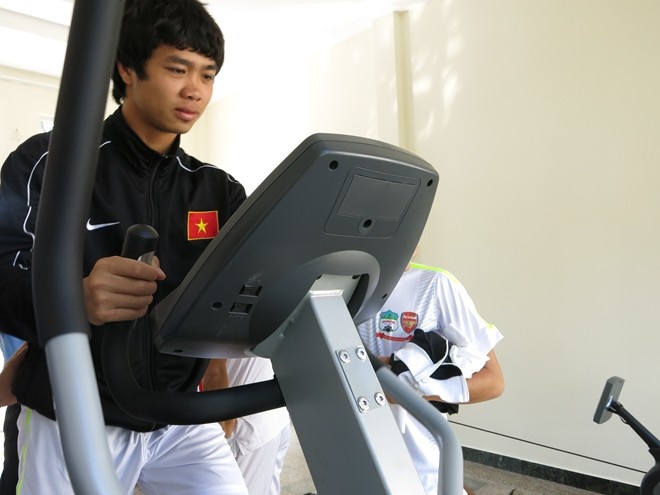 Một ngày trước buổi Gala, Công Phượng vẫn hào hứng tập luyện trên các thiết bị mới cùng đồng đội.