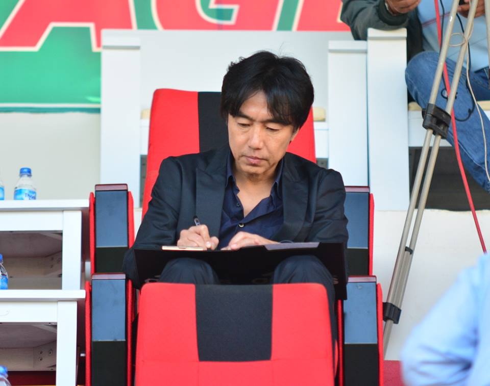 HLV Miura trên khán đài sân Pleiku theo dõi trận HAGL - Quảng Ninh. Ảnh: Nguyễn Đăng