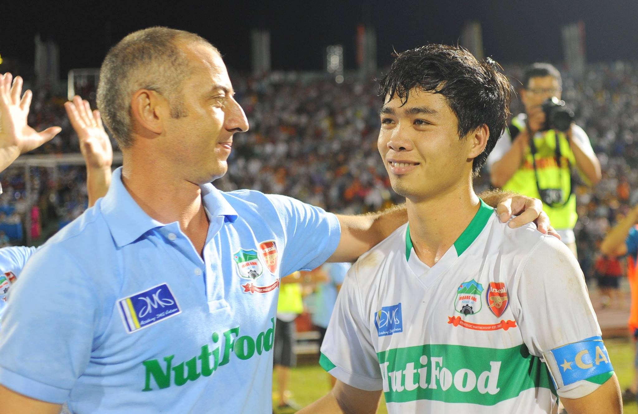 ‘Giong Cong Phuong, HLV Graechen cung la U19 o V.League’ hinh anh