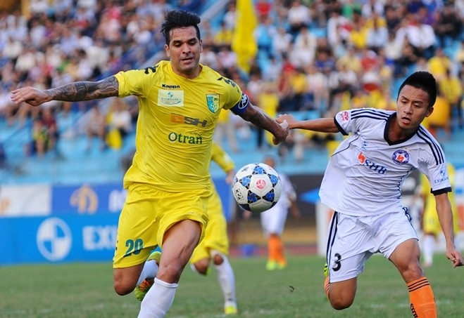 Tien dao cua A quan V.League lai bi duoi vi loi danh nguoi hinh anh