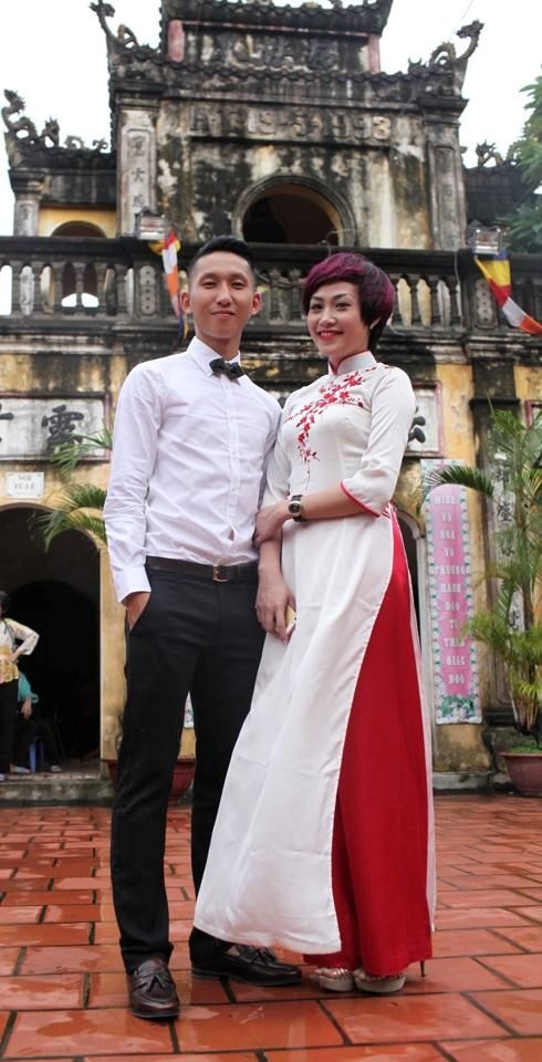 Tiền vệ Xuân Tú và bà xã Thanh Thủy. Ảnh: NVCC