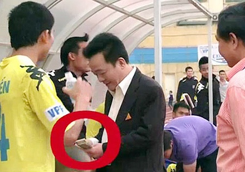 Het thoi cac ong bau vung tien ty thuong Tet o V.League hinh anh