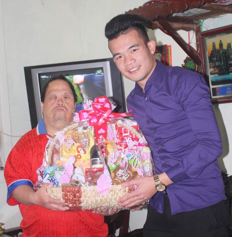 Hồ Quang Nam (trái) là cổ động viên đặc biệt nhất của SLNA.