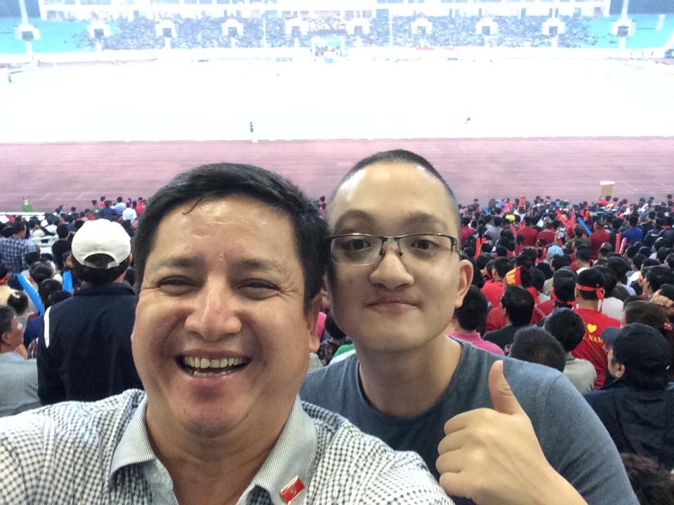 Hai cha con danh hài Chí Trung trên khán đài sân Mỹ Đình tại AFF Cup 2014.