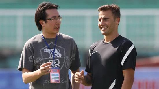 Nhà báo Trương Anh Ngọc và huyền thoại Cannavaro.