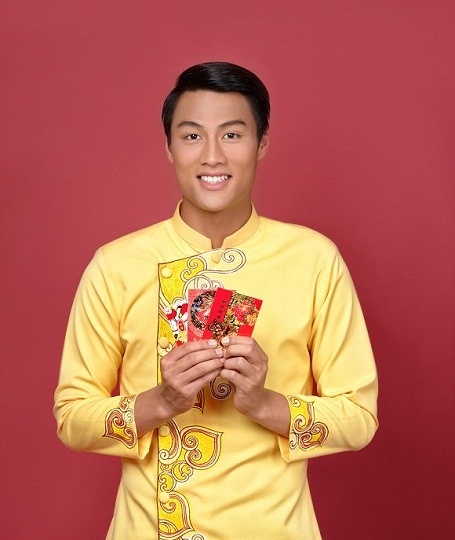 Tiền đạo Việt kiều và phong bao lì xì với lời chúc an lành, tài lộc đến với tất cả mọi người. 
