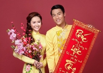 Mac Hong Quan ban ao dai, sanh doi cung nguoi mau xinh dep hinh anh