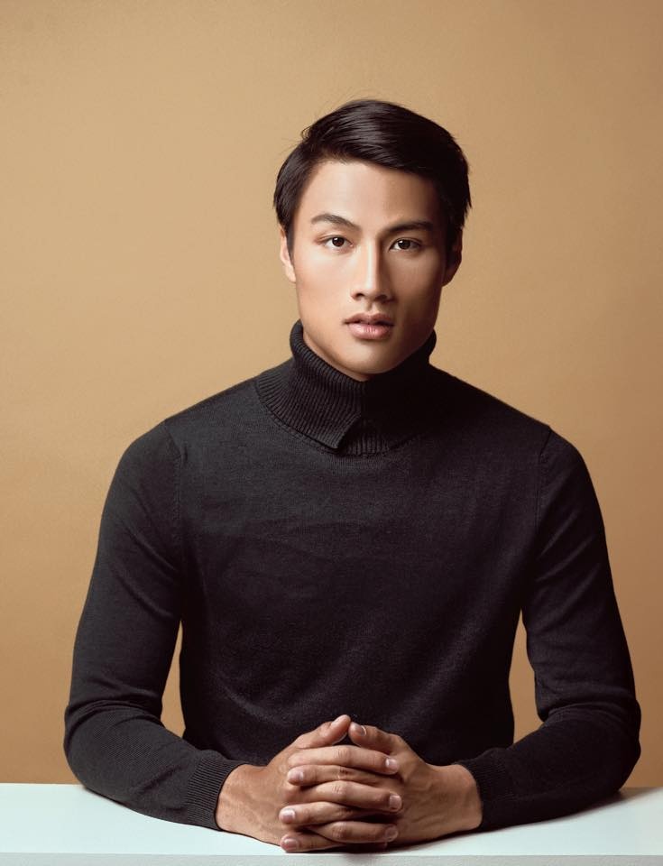 Thi đấu thành công trên sân cỏ, tiền đạo Việt kiều còn nhận được rất nhiều lời mời hợp tác chụp hình quảng cáo từ các hãng thời trang.