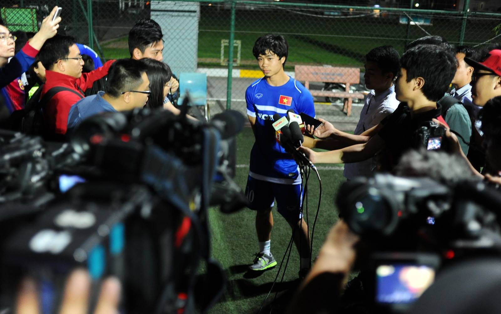 Công Phượng trả lời phỏng vấn sau buổi tập chiều 24/2.