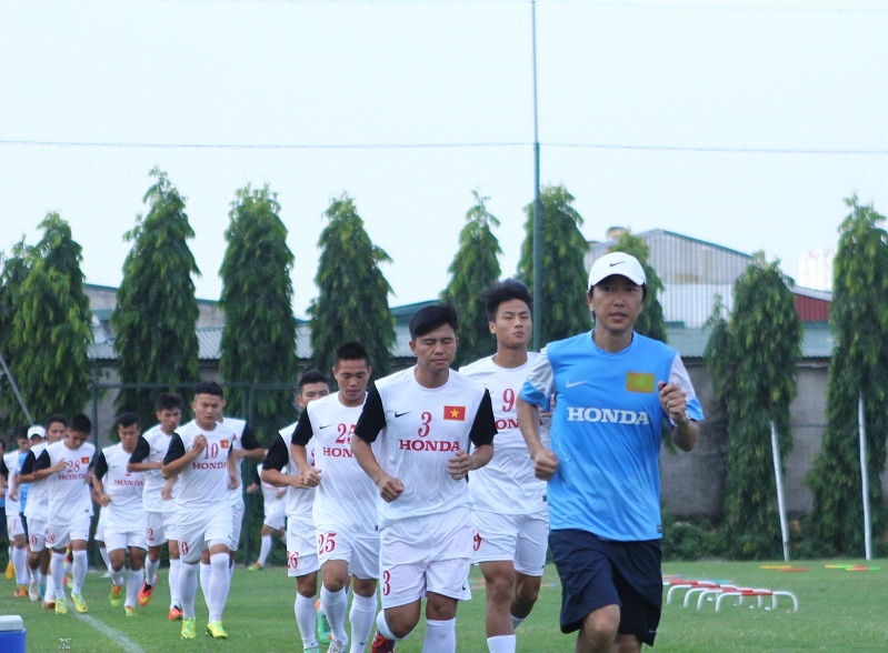 HLV Miura luôn tham gia chạy bền cùng các cầu thủ. Ảnh: Hoàng Minh