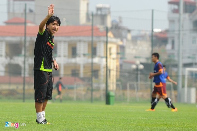 HLV Miura nổi cáu trên sân tập sáng 25/2 vì các trợ lý không thực hiện đúng chỉ đạo của ông. Ảnh: Tùng Lê