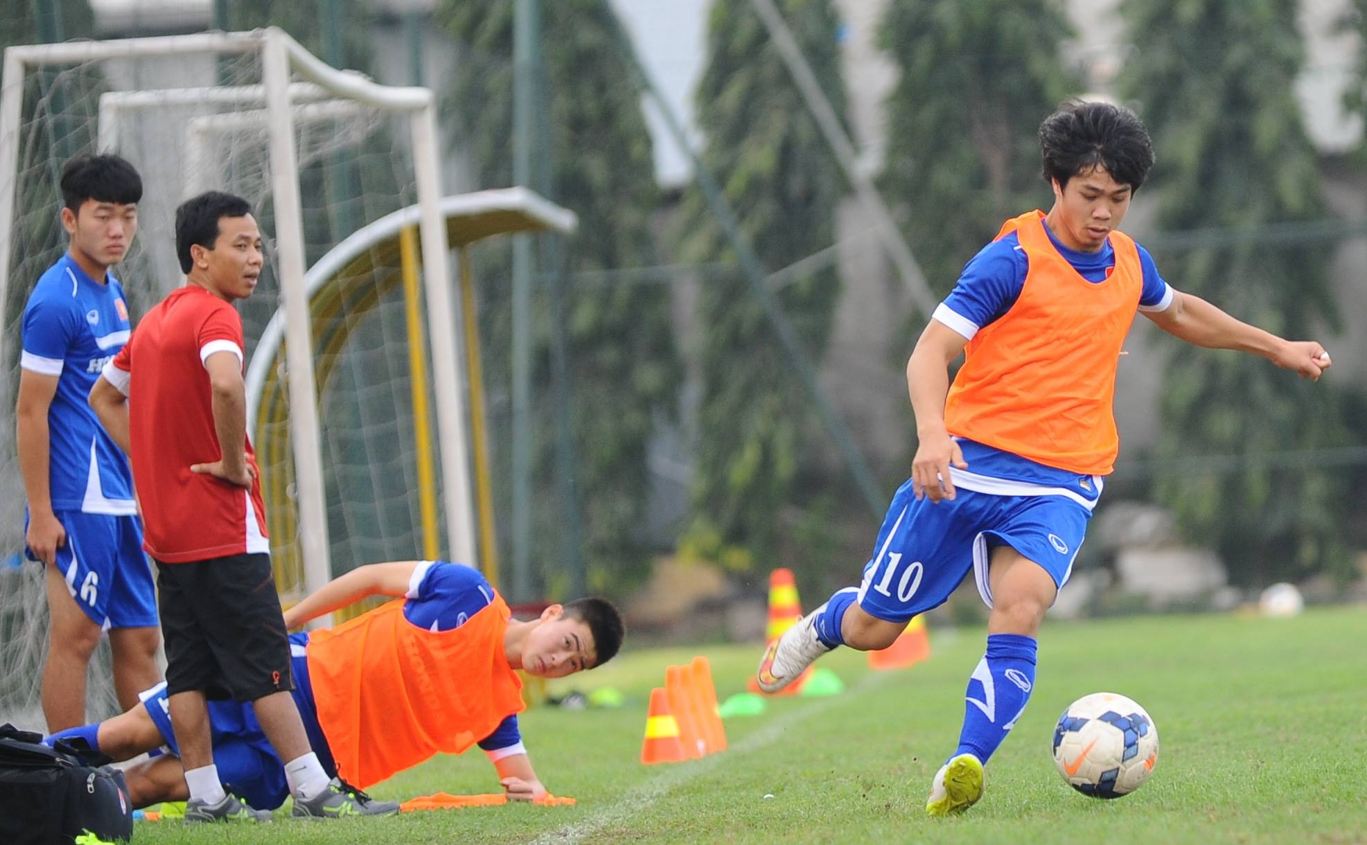 Xuân Trường (bìa trái) chỉ có thể đứng ngoài nhìn đồng đội tập luyện.