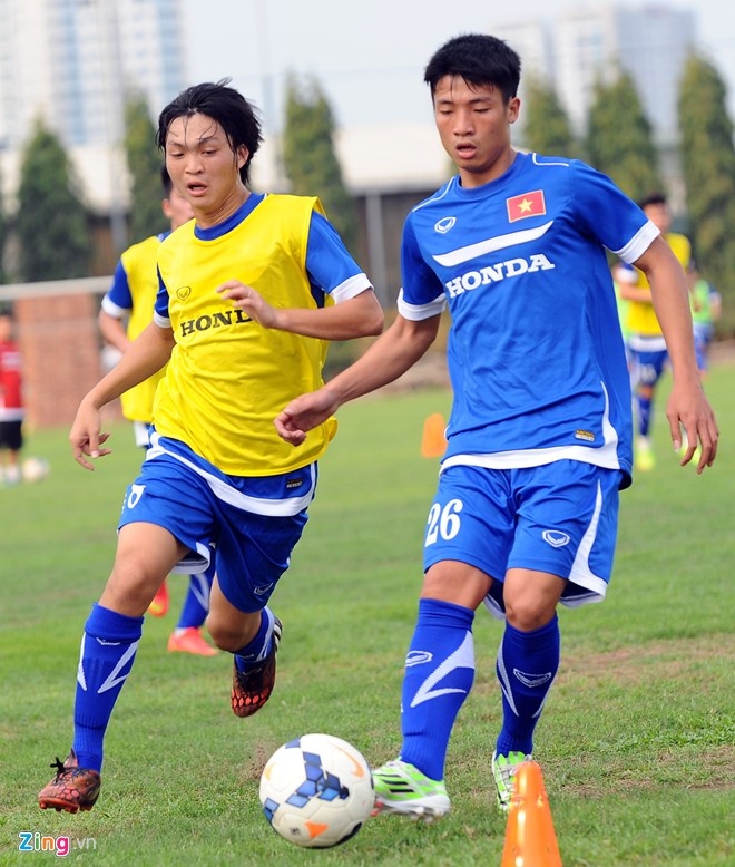 Trung vệ Tiến Dũng (phải) từng là sự bổ sung khá lý tưởng đối với U19 Việt Nam. Ảnh: Tùng Lê
