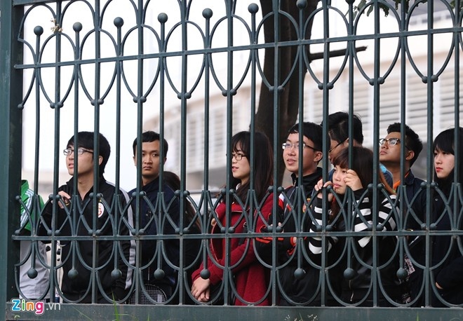 Người hâm mộ đứng ngoài hàng rào theo dõi thầy trò HLV Miura tập luyện ở Mỹ Đình.