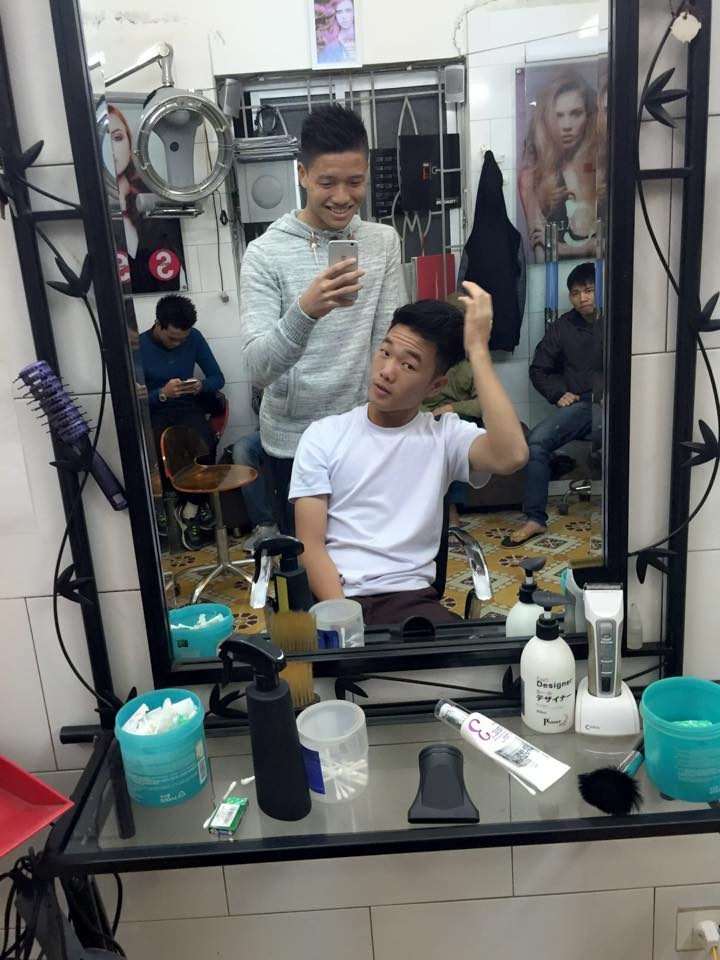 Xuân Trường được đồng đội đưa đi cắt tóc.